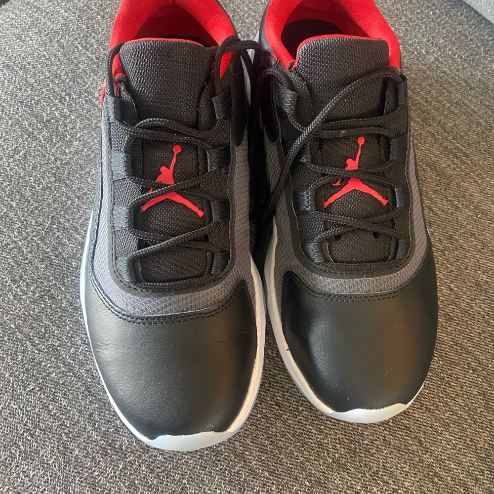 Boys Air Jordan 11 size 7 y